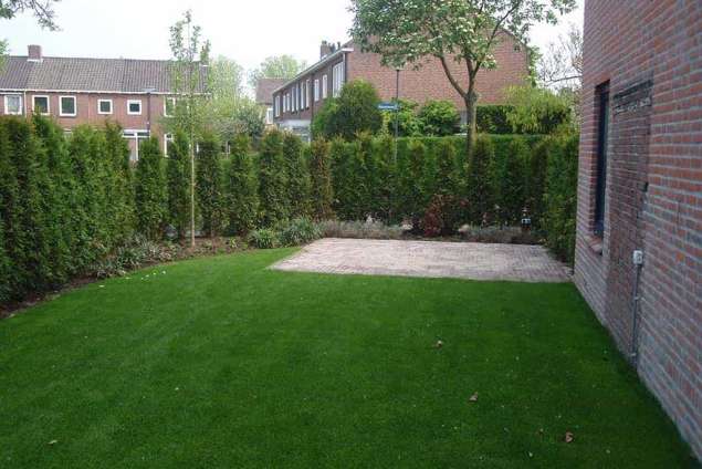 Leggen van graszoden, wij hebben de zijtuin bij de achtertuin getrokken zodat de kinderen kunnen genieten van een groot grasveld